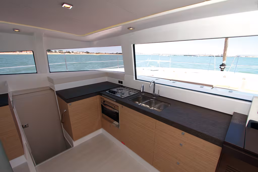 La cuisine est sur la face avant du roof. Une disposition originale et agréable, surtout grâce à la ventilation offerte par le panneau avant ouvrant.