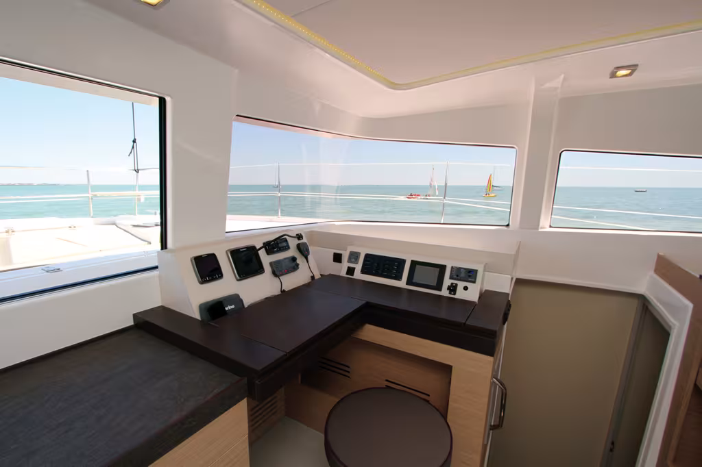 La table à cartes en L fait face à la route. On y sera impeccablement installé pour les quarts de nuit.