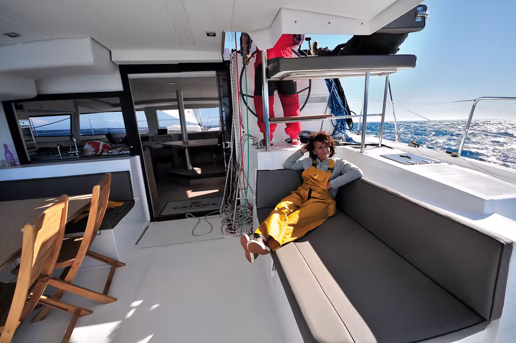 Même lors de conditions soutenues au près, le Bali s'est montré marin et confortable (ici par force 6 à 7 dans le golfe du Lion). La méridienne de cockpit constituera aussi une bonne couchette de veille, tout près du poste de pilotage. 