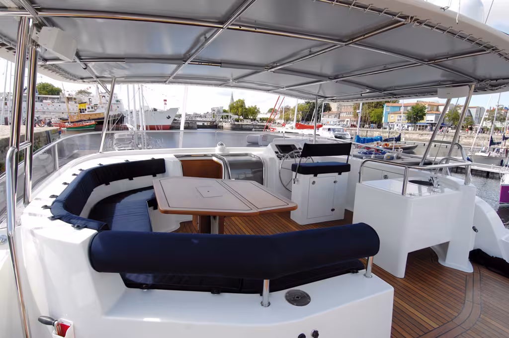 Le fly est toujours un must sur ce type de bateau. Ici, l'espace est agréable, et en nav comme au mouillage, on en profite à fond…