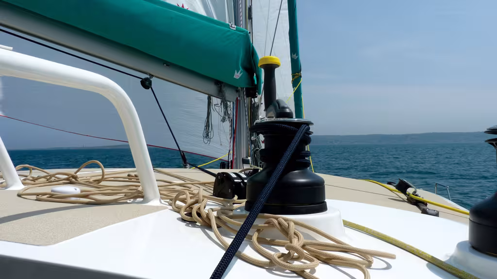 Du poste de barre, on a une excellente vue sur le plan d'eau tout en étant bien protégé.