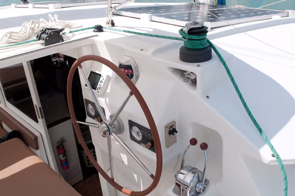 Le poste de barre du 40, confortable et ergonomique.  