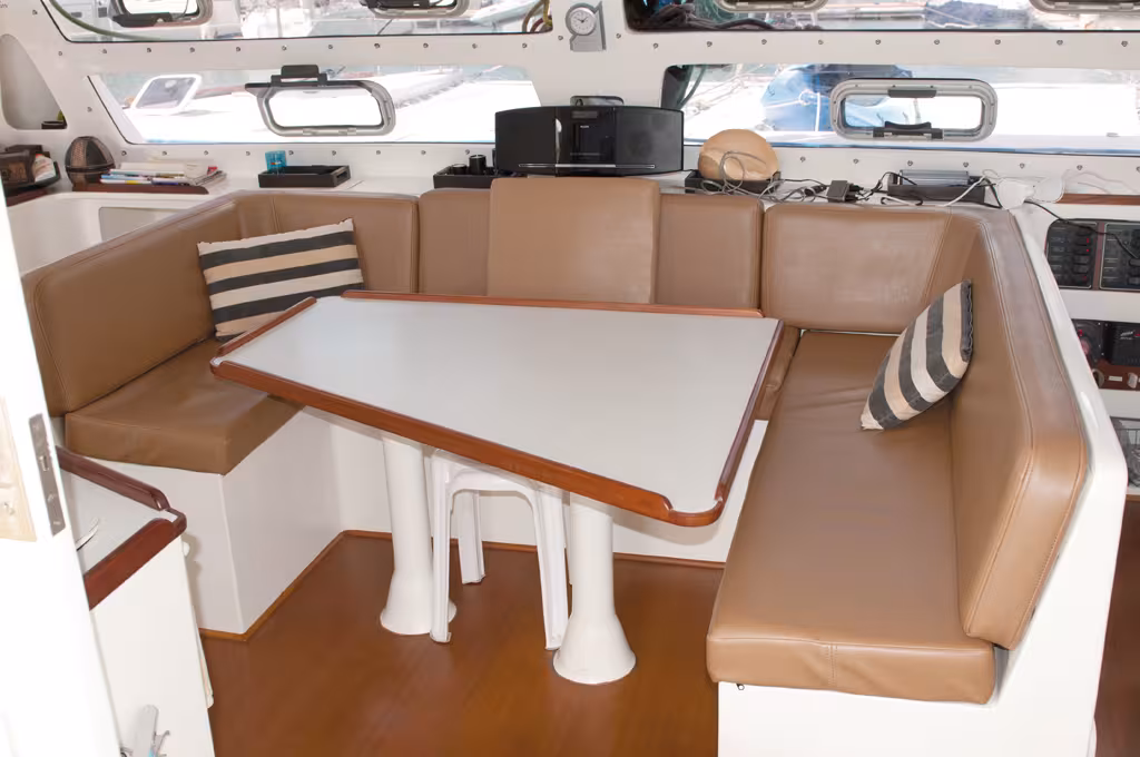 L'intérieur du 40 est simple et sans fioritures, mais solide et bien pensé.