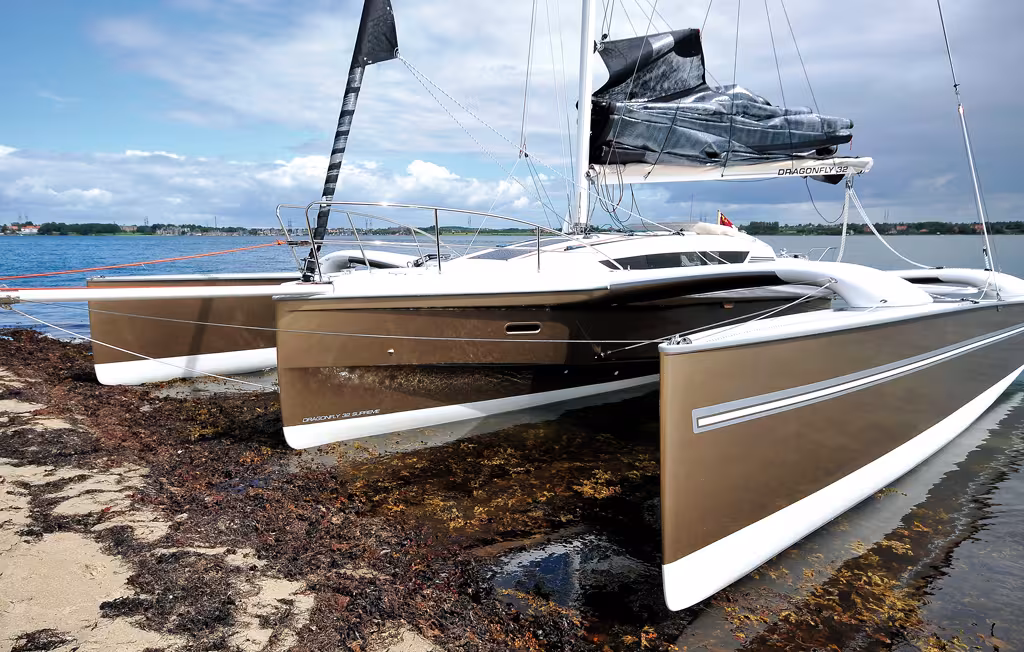 L'aptitude à l'échouage complète la palette de ressources du Dragonfly 32' ! Imaginez une soirée à Indian Creek (Antigua) ou à Houat après une après-midi passée à faire fumer les étraves…