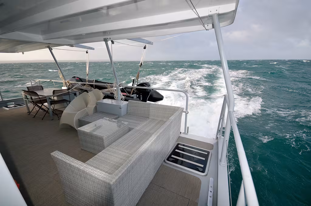 L'arrière accueille un magnifique espace de vie, avec canapé d'angle, grande table pour 8 personnes et même une cuisine d'été…