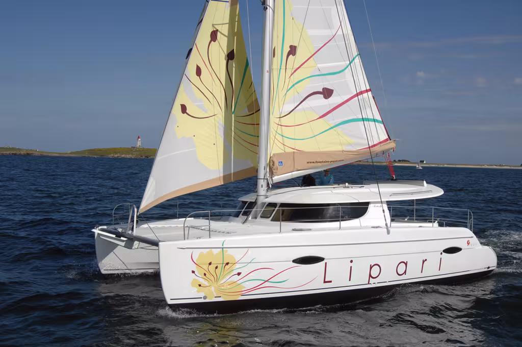 Le Lipari est bien un Fountaine-Pajot, dont la ligne rappelle le Mahé 36 et l'Orana 44.