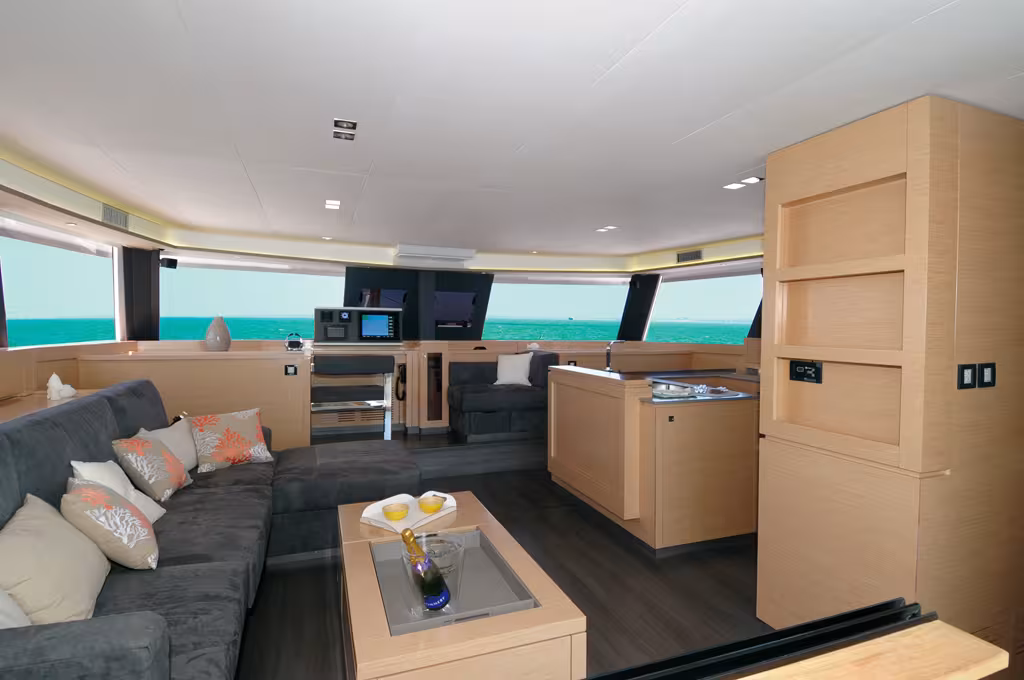 Un soin particulier a été accordé à la conception et à la réalisation des selleries, et à la qualité de fabrication et d'assemblage de l'ébénisterie