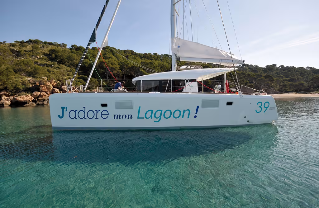 Le 39 dans notre repaire secret du nord de Minorque. La taille et la maniabilité de ce "grand" 39' le prédestine aux longues virées hors marinas, pourquoi pas les Baléares en juin ?