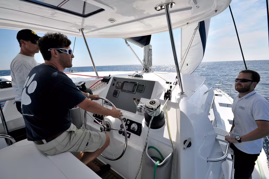 Le plan de pont, organisé autour d'une navstation qui fait la part belle au winch électrique.