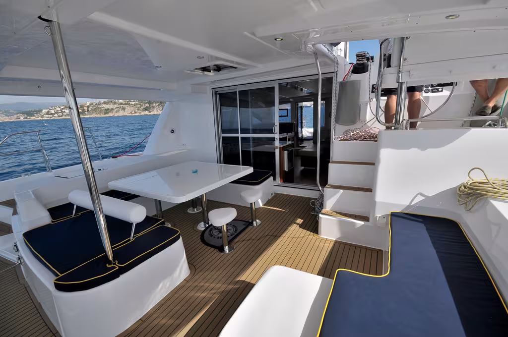 Confortable, spacieux et bien protégé par le bimini rigide, le cockpit arrière restera quand même l'espace où tout le monde apprécie de se retrouver.