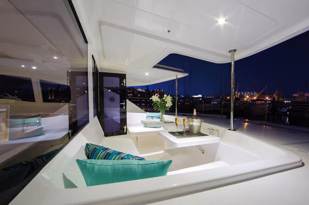 Le cockpit avant, accessible depuis le carré: un patio marin enviable!