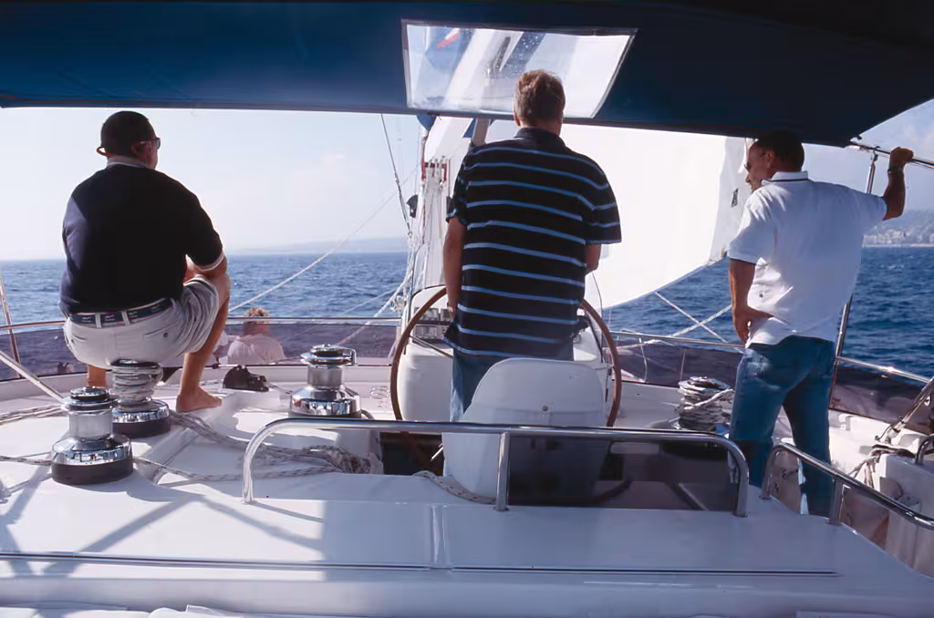 Sur le fly, le poste de barre est très complet, et toutes les manœuvres permettent à un marin seul de diriger le cata.