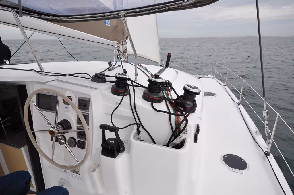 Le plan de pont a été conçu pour un équipage réduit : tout revient au poste de barre