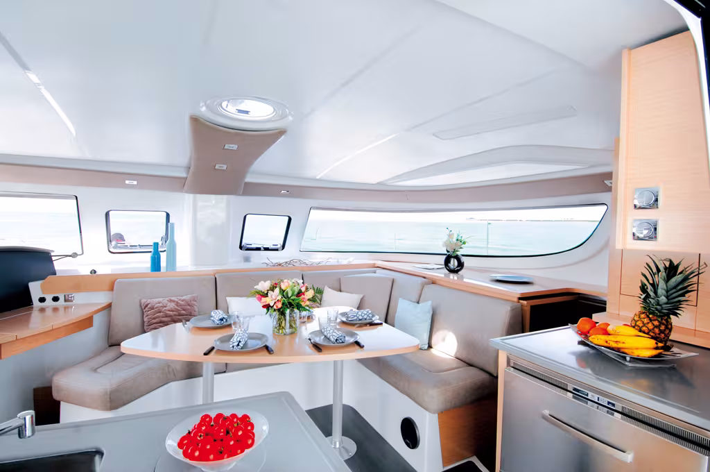 L'intérieur est baigné de lumière. Les parements Alpi chêne clair et les vaigrages ivoire se sont généralisés : joli et bien adapté à l'univers maritime