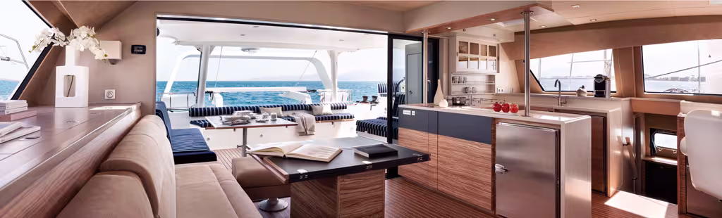 L'élégant veinage du sycomore tranché sur panneaux sandwichs (verre ou carbone selon les zones)