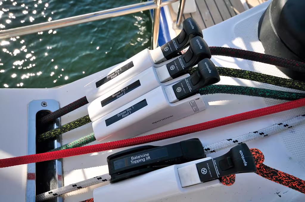 Une partie du poste de manœuvre bâbord en bout de bras. La circulation des bosses de ris, de l'écoute de GV ou de la balancine a fait l'objet d'une étude spécifique pour rendre l'ensemble lisible