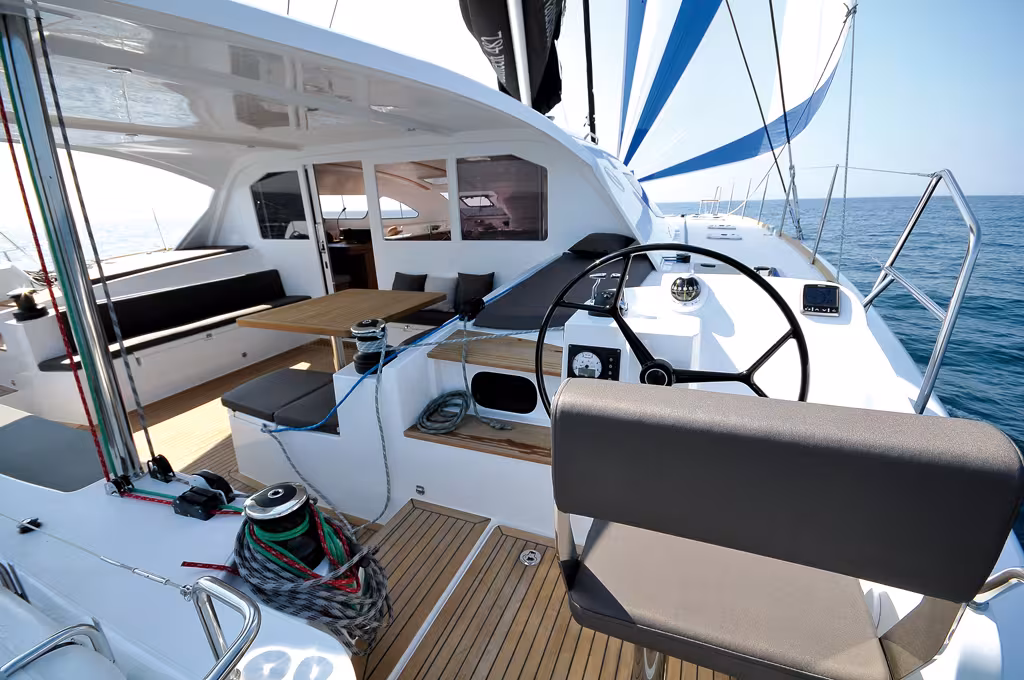 On prend du plaisir à la barre du 482, dont les magnifiques roues carbone tombent idéalement sous la main…