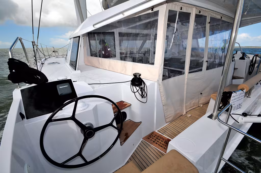 L'Open peut se montrer cosy et l'espace carré cockpit se ferme entièrement avec des cloisons textiles transparentes que l'on peut laisser en navigation