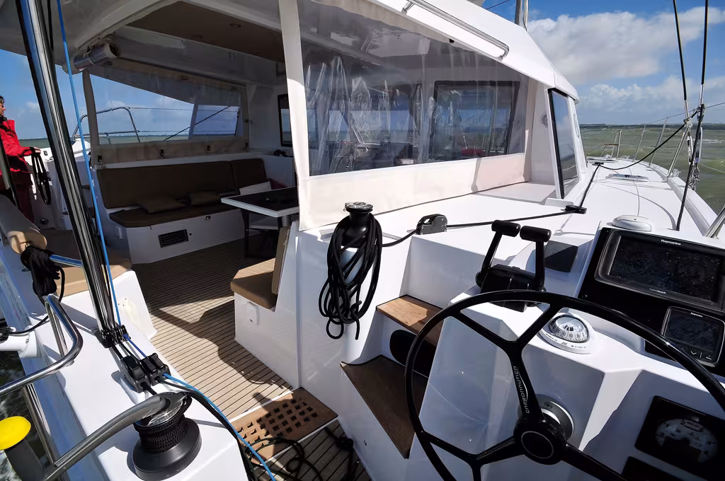 La vision du poste de barre est excellente et la roue carbone très agréable