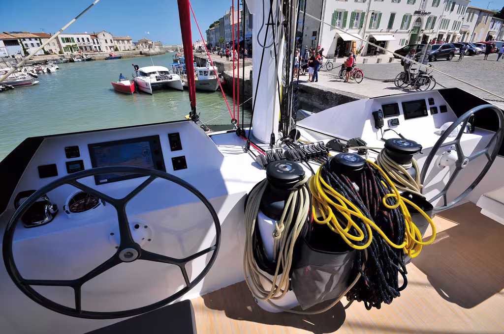 La double barre et le poste central de manœuvre