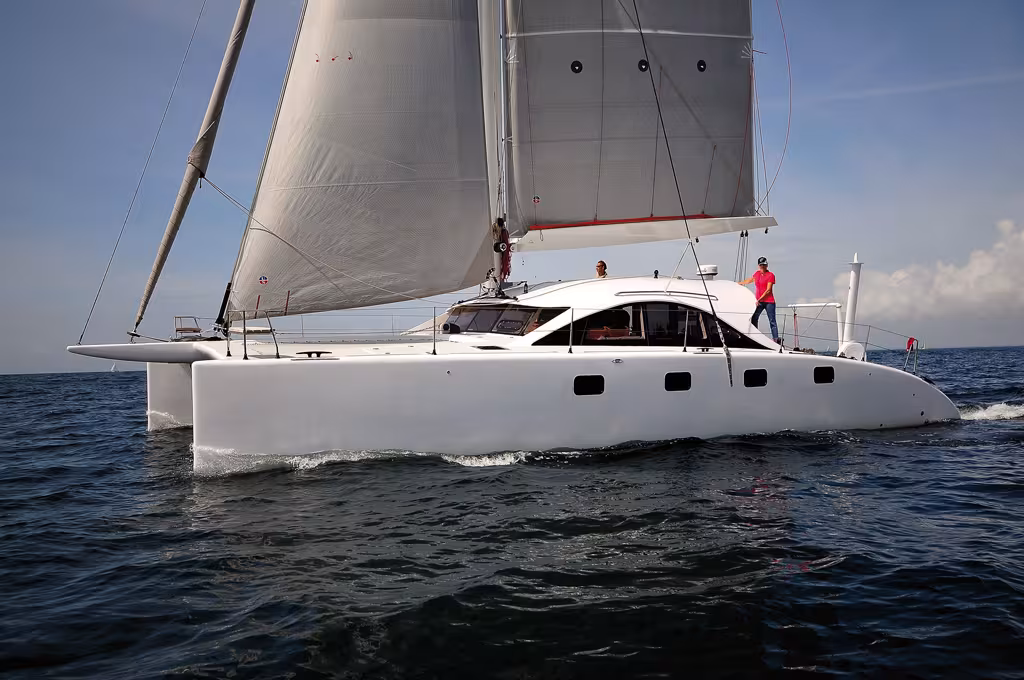 Le plan Lerouge nage en souplesse, les étraves découpent la mer avec élégance. Le génois amuré sur la splendide croix carbone va être envoyé, la vitesse bateau se stabilisera alors à 110 % du réel.