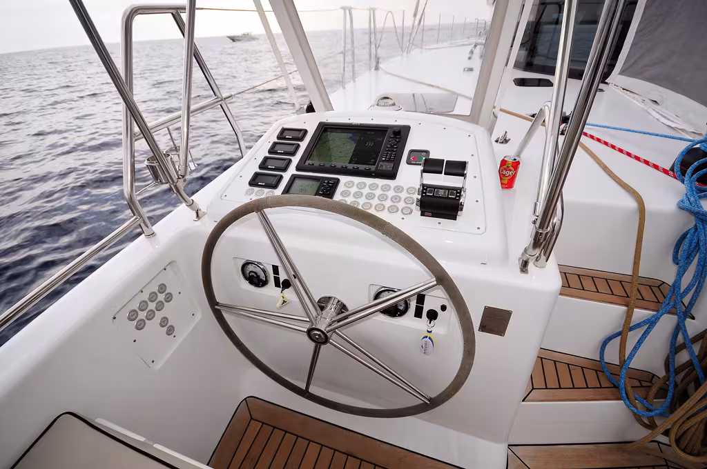 Le poste de barre est une véritable Nav Station permettant d'agir par assistance électrique sur toutes les manœuvres essentielles (moteurs, enrouleur, traveler, hale-bas, éclairage navire, écoutes).