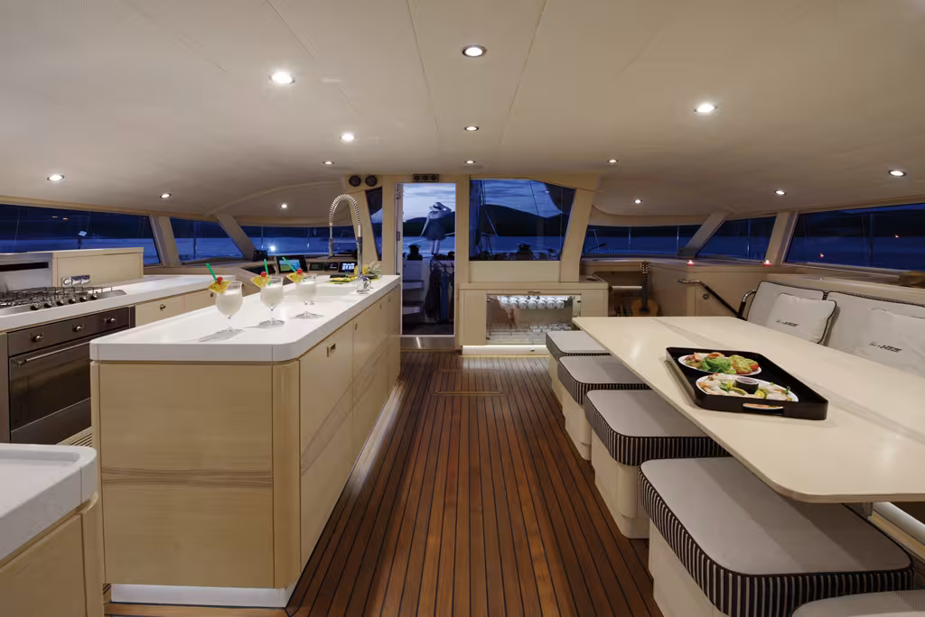 Cuisine, salle à manger, table à cartes et bureau occupent l'espace de veille pour une convivialité vigilante qui participe à la sécurité.