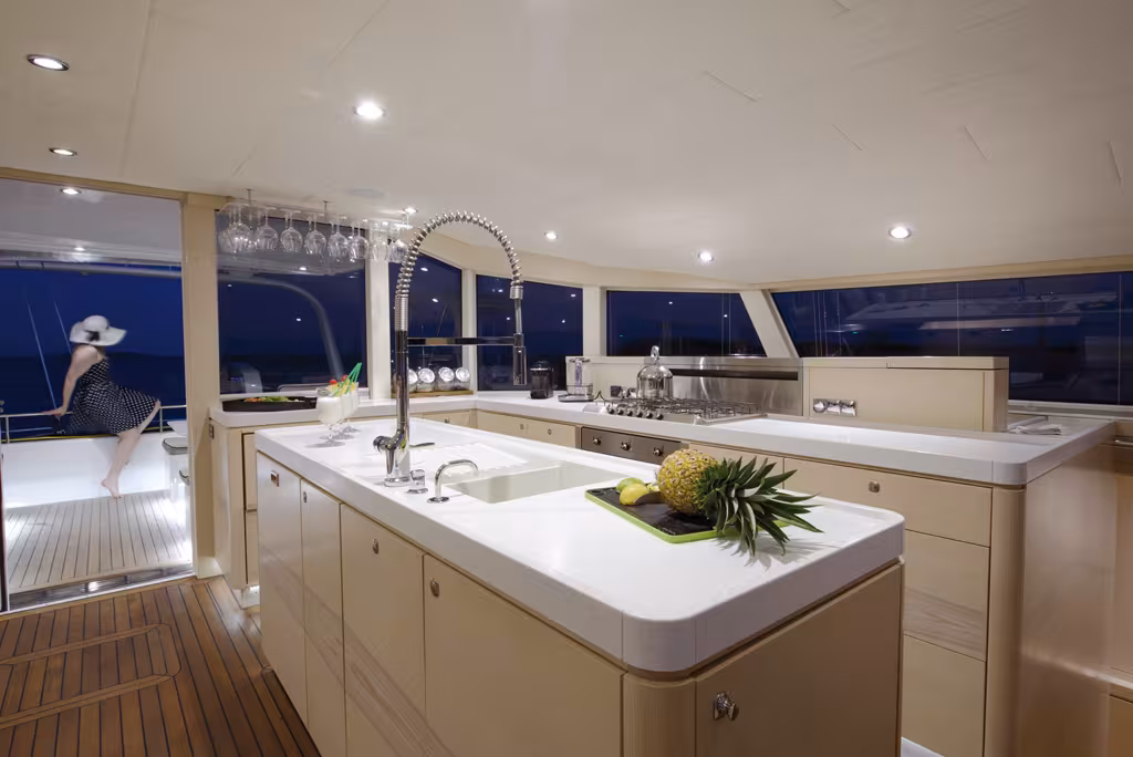 Une cuisine de chef trône au centre de la zone de vie, ses prestations sont un modèle d'agrément.