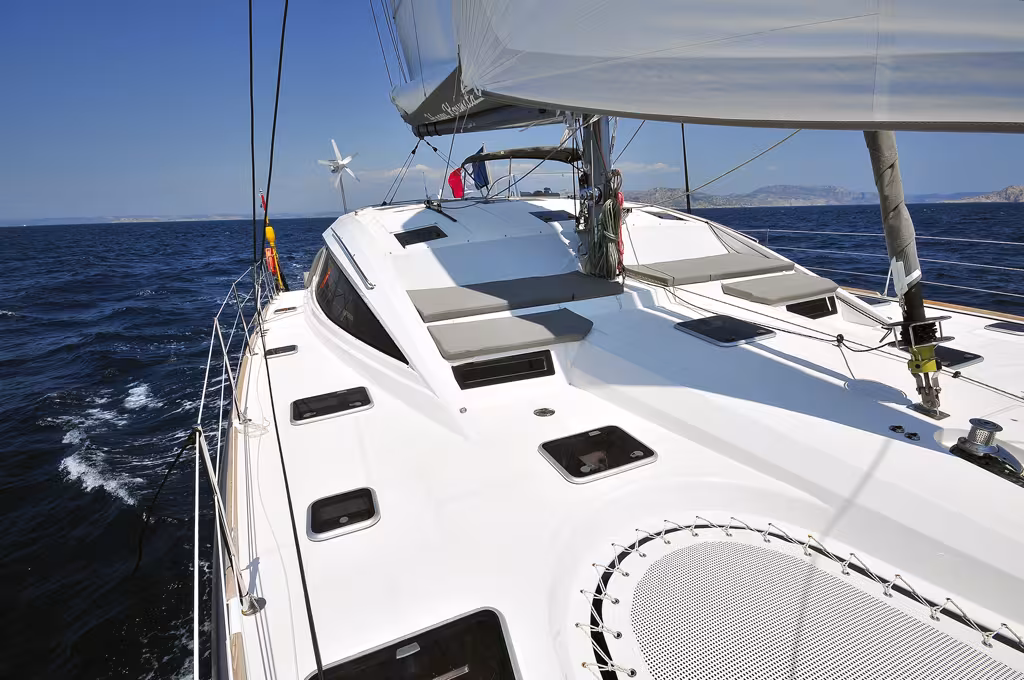 L'installation du gréement de cotre est facilitée par la présence structurelle du rostre. L'avant du S5 profite aussi d'un espace bain de soleil appréciable.