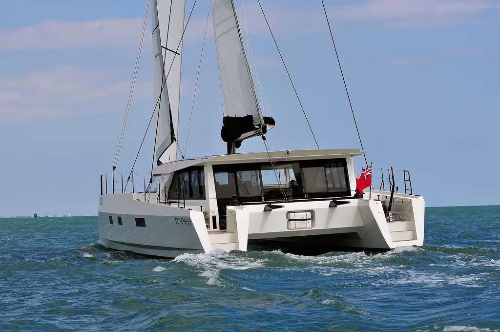 La qualité de la lumière qui traverse le roof est remarquable, toutes les baies (en verre spécial) et une partie du toit sont coulissants. Les bossoirs carbone design donnent le ton du niveau d'exigence.