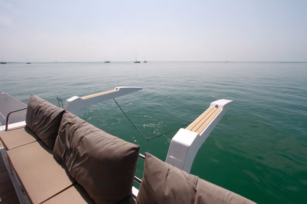 Les bossoirs sont intelligemment conçus pour recevoir kayaks ou planches à voile sur le dessus. 