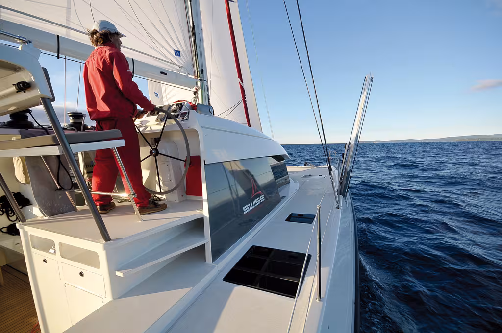 Du poste de barre la vue sur le plan d'eau est excellente et on reste protégé. Dans quelques heures, nos journalistes pourront le vérifier dans un coup de Mistral sévère.