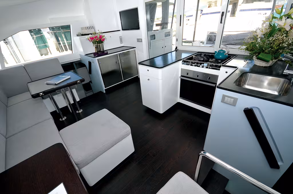 On se cale facilement dans cette belle cuisine comportant de nombreux rangements.