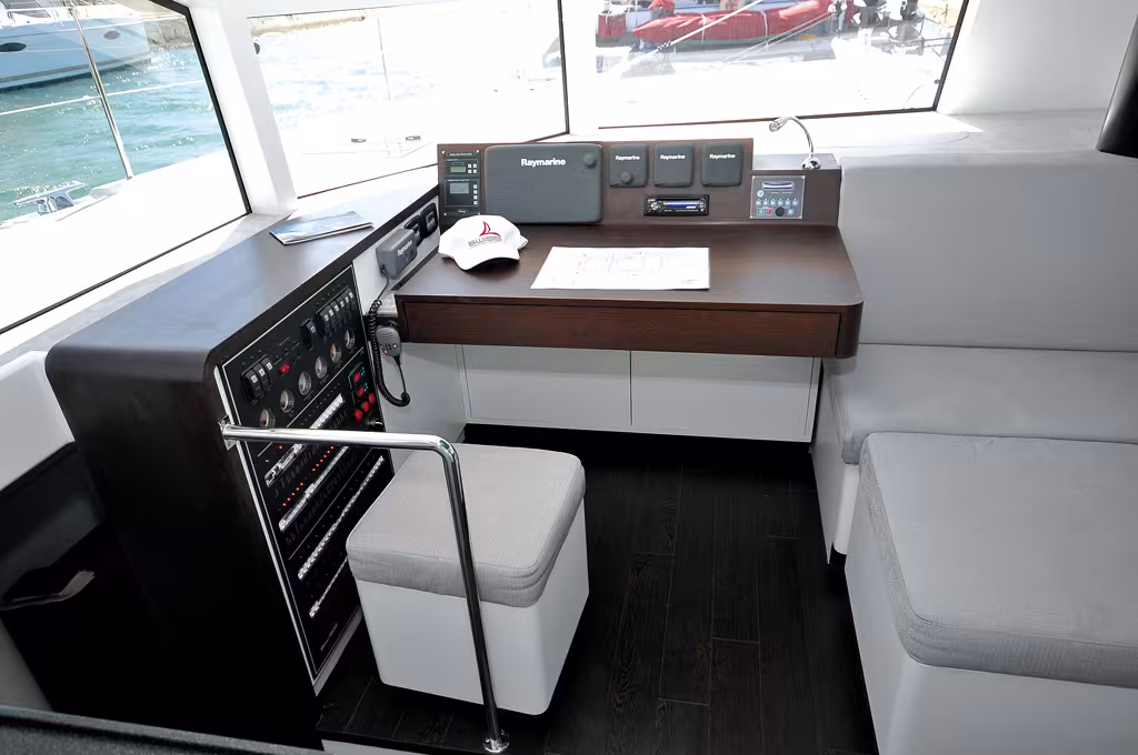 A côté de la table à cartes agréable pour les quarts de nuit, on trouve l'armoire électrique.