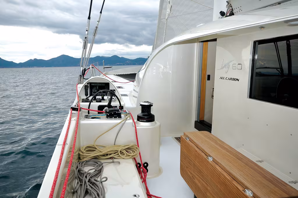 Voici l'un des postes de barre décalé au milieu du flotteur : la position idéale pour profiter des sensations et régler les voiles.