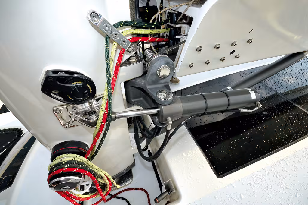 Le mât est bien sûr en carbone, sa rotation est actionnée par un vérin contrôlé depuis la barre au moyen d'un joystick.