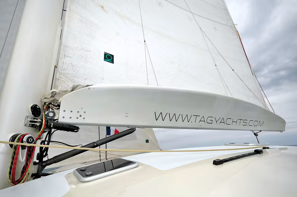 La magnifique bôme, bien évidemment en carbone, qui donne un look unique au Tag…