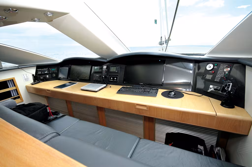 L'exceptionnel bridge! le poste de navigation intérieur sur toute la largeur du roof est situé à l'avant du carré. Beau, confortable et fonctionnel.