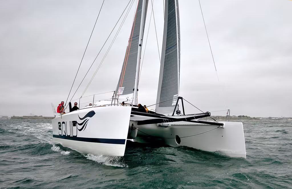 Etraves ultra fines pourvues d'un léger carrossage positif, brion immergé, carène très tendue et arcs de gréement rigoureux constituent une partie des atouts du TS 42' au près.