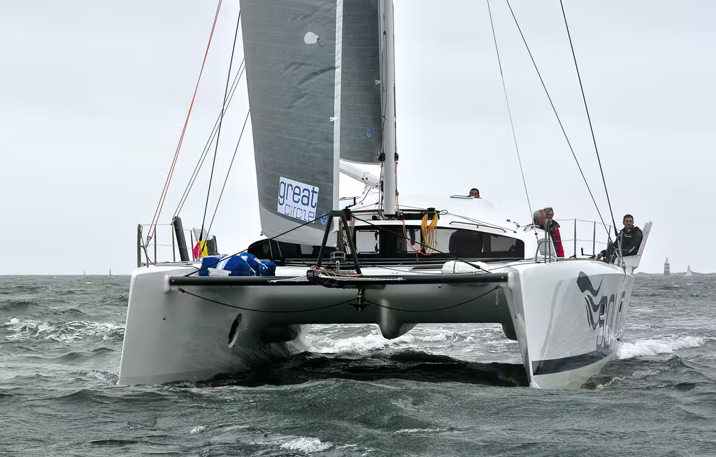 La nacelle élevée est finement raccordée aux flotteurs, le bordé extérieur tulipé joue un rôle déflecteur appréciable, la position de barre est sécurisante et agréable.