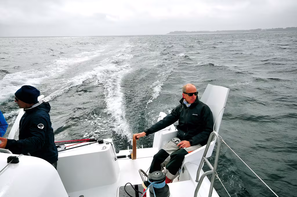 Le siège décalé procure une vision directe sur la trajectoire et des sensations enviables  même en conditions dynamiques ; le toucher de barre constitue un signe identitaire du TS (une raquette sera ajoutée).