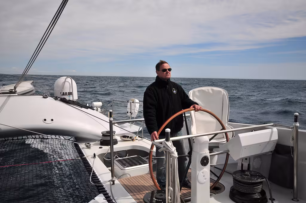 Barrer ce catamaran de 37 m dans la brise est une source d'émotion unique ; notez la taille du winch hydraulique de traveler !