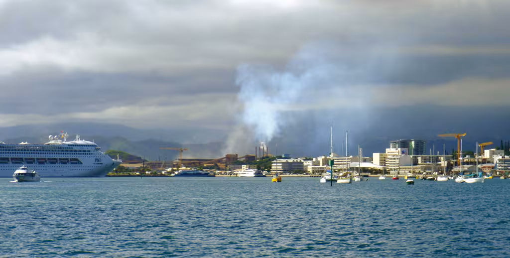 Les fumées de l’usine Doniambo en petite rade de Nouméa… Bienvenue en Nouvelle-Calédonie !