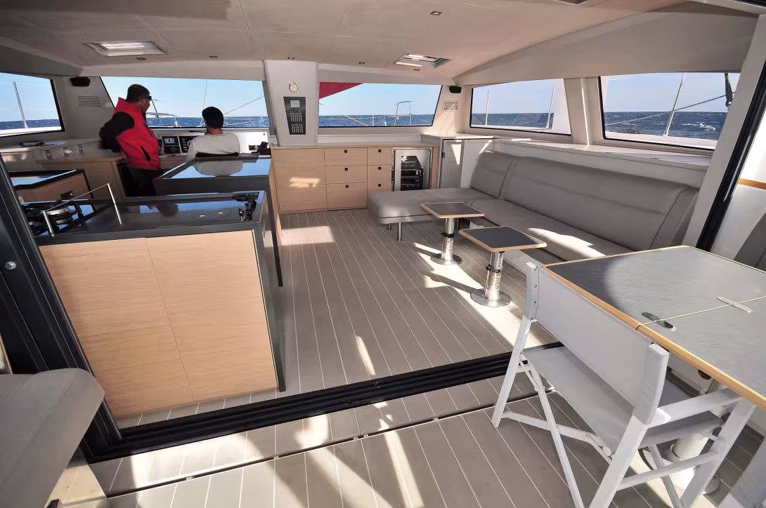 La vision panoramique du 62' est exceptionnelle. La cloison mobile disparaît presque totalement derrière la cuisine.