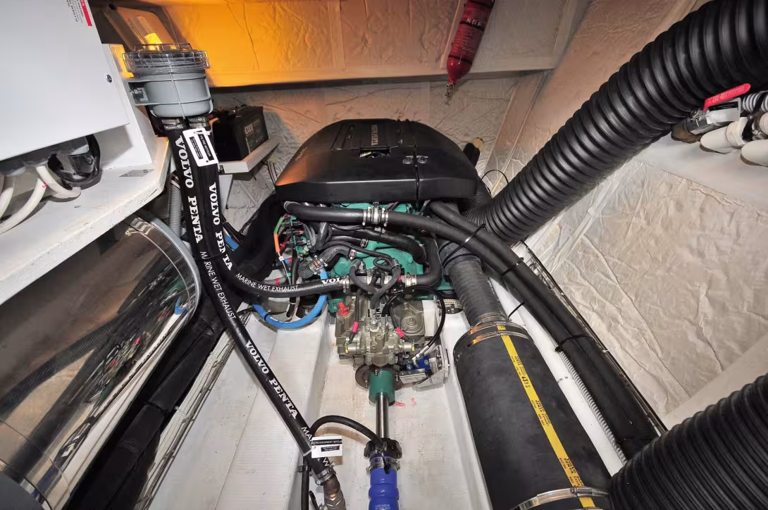 Une salle des machines parfaitement accessible, soigneusement isolée, et des moteurs avancés dans le bateau pour un meilleur centrage des poids.