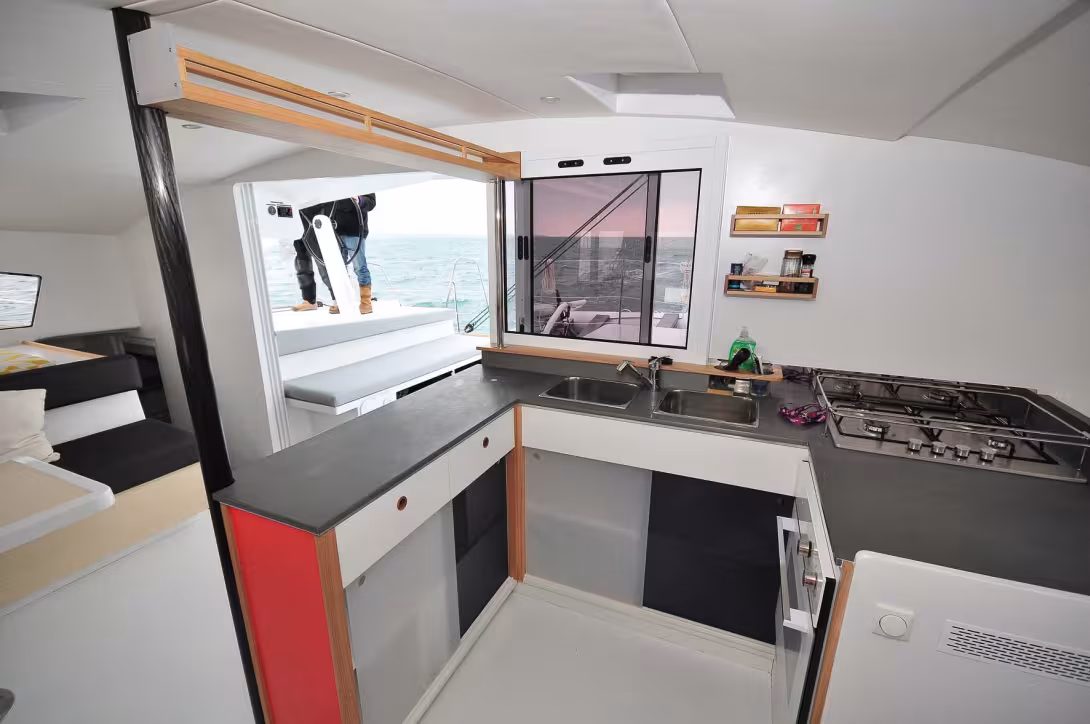 Un design et des aménagements simples pour cette version charter, mais l'intelligence fonctionnelle du bateau est présente également à l'intérieur.