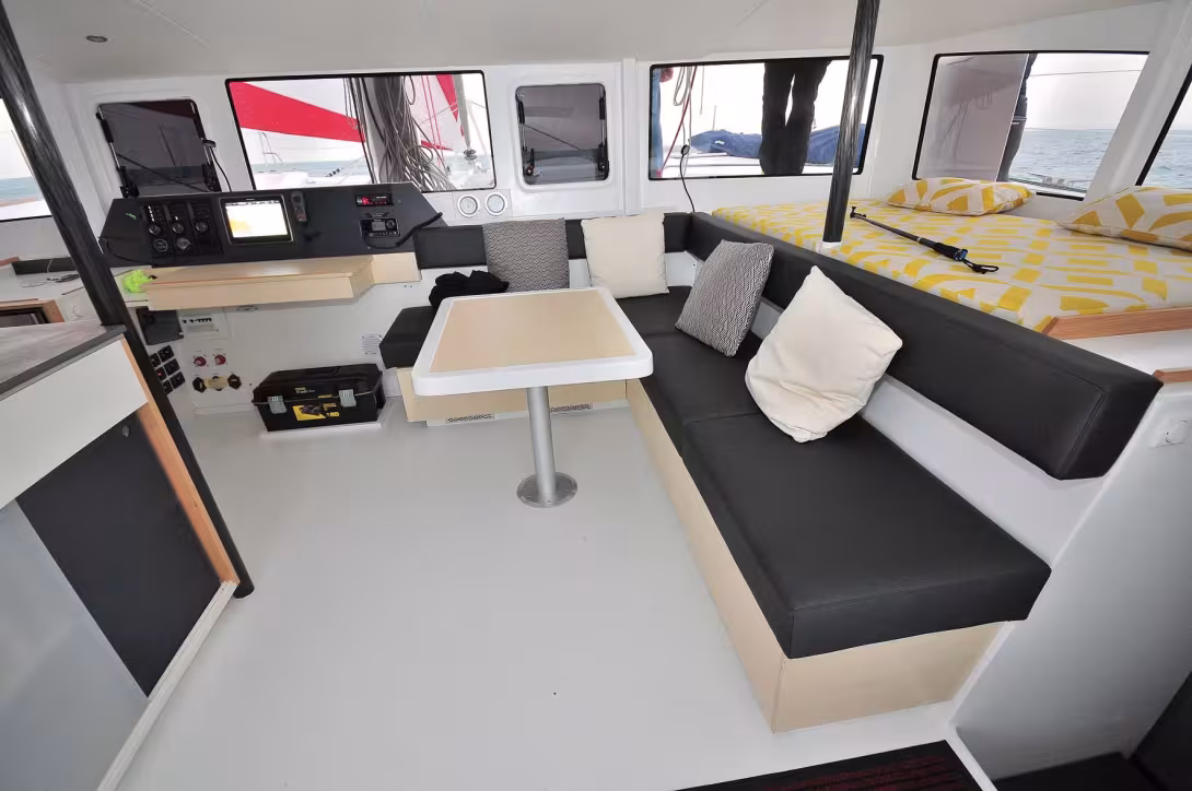  La fameuse couchette de quart issue du TS50' est aussi un formidable tatami de jour.