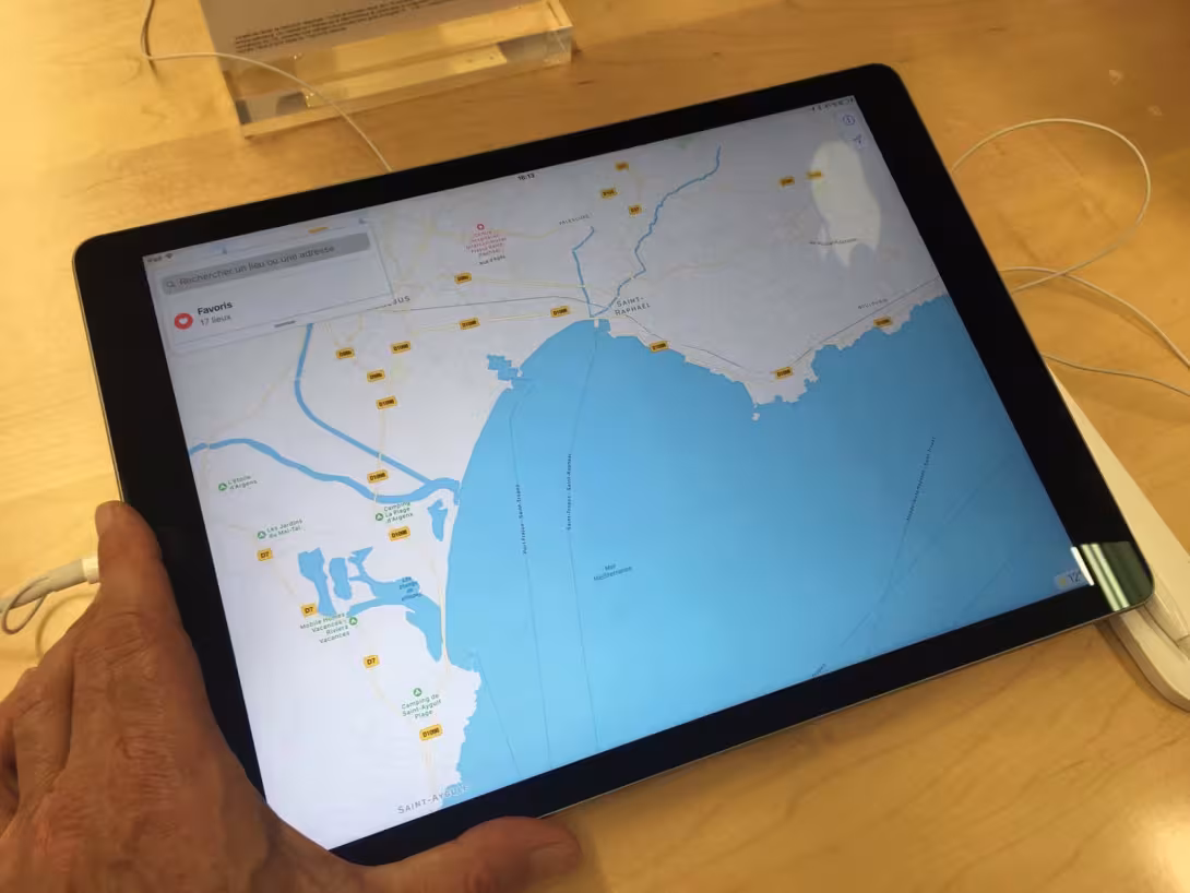 The size of the screen is fundamental to envisaging ocean navigation. From 10 inches upwards, details, and above all the information in the boxes, can be seen clearly. No roundtheworldsmartphonesailors please...