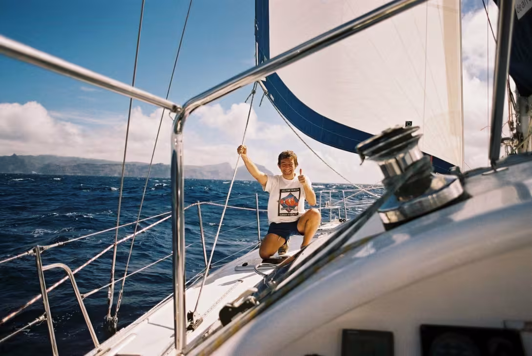 En approche de Ste-Hélène, l'une des rares îles au milieu de l'Atlantique qui accueille avec la même ferveur – mais pas pour les mêmes raisons – Français et Anglais !