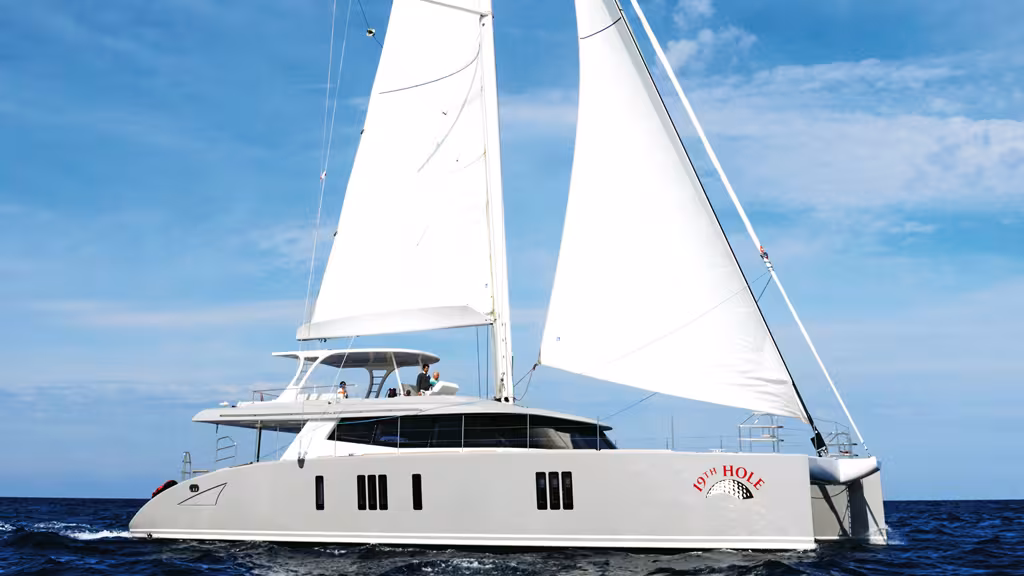 Pour adapter cette unité aux contraintes du charter de luxe, le chantier a choisi un plan de voilure très simple à utiliser pour un équipage réduit, car aussi bien occupé à d’autre tâches à bord.